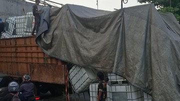 BREAKING: Truk Overload Kembali Tersangkut di Kolong Tol Sentul Bogor