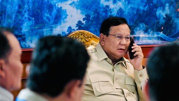 Prabowo Telepon di Tengah Rapat Karhutla, Minta Alat Pemadaman Ditambah