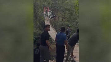 Jembatan Merah Putih Pangandaran Ambruk Sekejap Usai Diresmikan Bupati