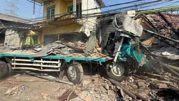 Truk Trailer Hantam Rumah dan Kendaraan di Pasuruan, 3 Tewas