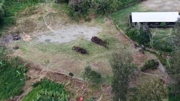 BREAKING: Drone TNI Rekam OPM Bersenjata Gelar Upacara di Intan Jaya