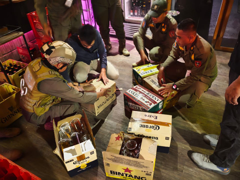 Satpol PP Solo Sita 193 Miras Ilegal Berkemasan Es Teh Jumbo