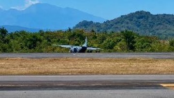 BREAKING: Pesawat Cassa TNI AL Tergelincir di Bandara Makassar
