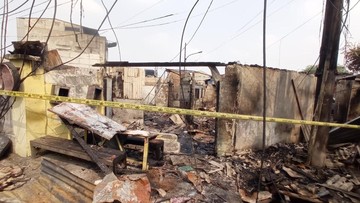 Kebakaran Dahsyat Landa Kebayoran Lama, Puluhan Bangunan Hangus