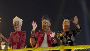 Karnaval Malam Merdeka: Presiden dan Menteri Geber Mobil Hias Sambut HUT RI