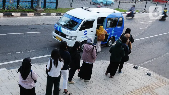 Budaya Antre Pengguna Mikrotrans JakLingko di Stasiun Klender Baru