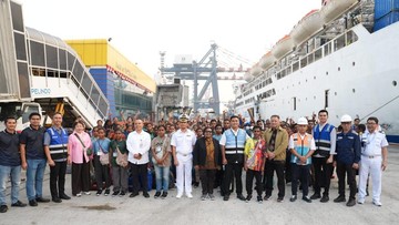 Wamendagri Ribka Haluk Sambut 65 Pelajar Papua di Tanjung Priok