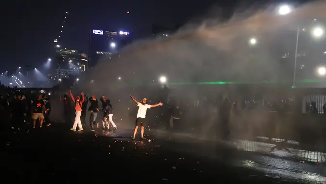 Water Cannon Bubar Massa di Depan Gedung DPR