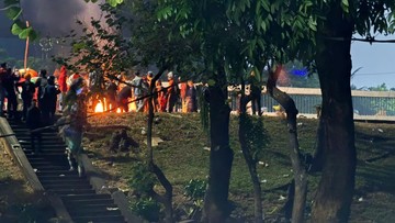 BREAKING: Motor Terbakar, Massa Tutup Pejompongan-Palmerah, KRL Dialihkan