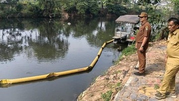 BREAKING: Air Kali Bekasi Menghitam, Diduga Tercemar Limbah