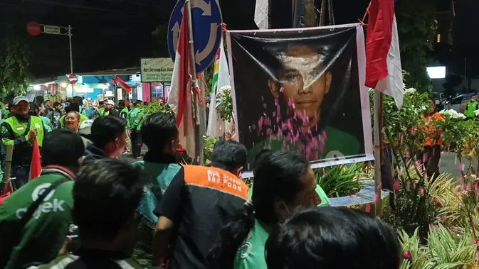 Momen Haru, Massa dan Polisi Jember Tabur Bunga untuk Affan