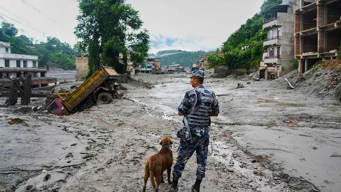 Pencarian Korban Banjir Nepal Terus Berlanjut di Tengah Kehancuran