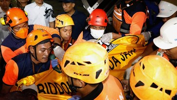 Heli Basarnas Sisir Lokasi Kebakaran KMP Mutiara Sentosa II