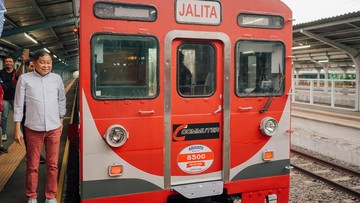 BREAKING: Kebakaran Alang-Alang Dekat Stasiun Kampung Bandan, KRL Terganggu
