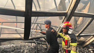 BREAKING: Brimob Polda Metro Jaya Diterjunkan ke Lokasi Kebakaran Gudang Kosambi