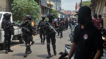 BREAKING: Polri-BNN Grebek Kampung Ambon, 24 Ditangkap, Pelaku Kabur ke Sungai