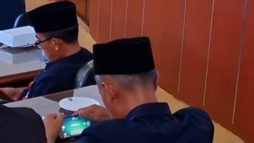Pejabat Madiun Asyik Main Game Saat Sidang Paripurna DPRD