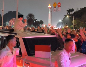 BREAKING: Prabowo Tutup Karnaval Merdeka dengan Hormat ke Warga di Monas