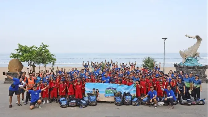 BREAKING: Aksi Darurat Bersihkan Pantai Legian Libatkan Ratusan Relawan