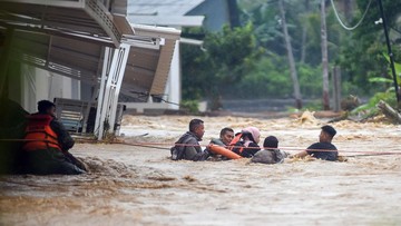 BREAKING: Banjir Kepung Padang, Belasan Warga Terjebak Malam Ini