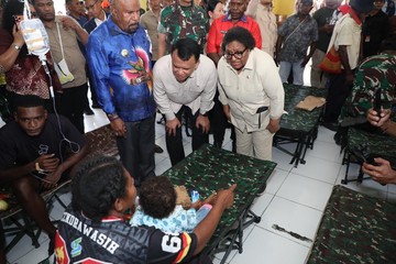 Wamendagri Ribka Haluk Tinjau Langsung Dugaan Keracunan MBG di Jayapura