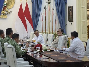 Prabowo Rapat Panglima TNI Bahas Progres Jembatan dan Listrik Desa