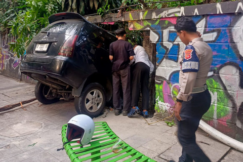 BREAKING: Mobil Hantam Tembok Kebun Binatang Bandung, Diduga Pecah Ban