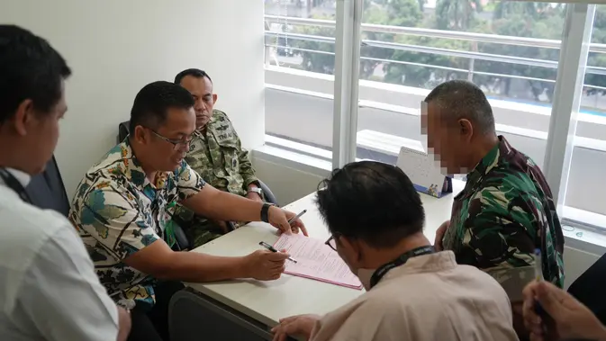 BREAKING: Kejagung Serahkan Tersangka dan Barang Bukti ke Kejari Jakpus