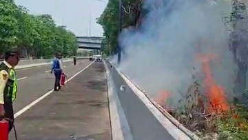BREAKING: Ilalang Tepi Tol Kamal Muara Terbakar, Pengemudi Diminta Waspada