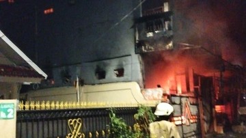 BREAKING: Kebakaran Maut Tebet, 4 Tewas, Penghuni Loncat Lantai 2