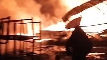 BREAKING: Gudang Paralon Legok Tangerang Terbakar, Damkar Kesulitan Air