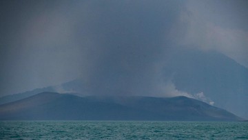 BREAKING: Anak Krakatau Erupsi Hampir 5 Menit, Wisatawan Dilarang Mendekat