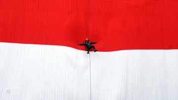 BREAKING: Merah Putih Raksasa Berkibar Sambut HUT ke-81 RI