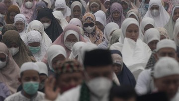 BREAKING: Warga Palembang Salat Istisqa di Tengah Kabut Asap Pekat
