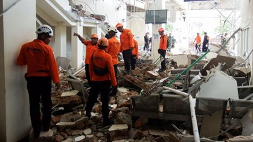 BREAKING: Gempa Sikka Hancurkan Pelabuhan Laurentius Say Maumere, SAR Dikerahkan