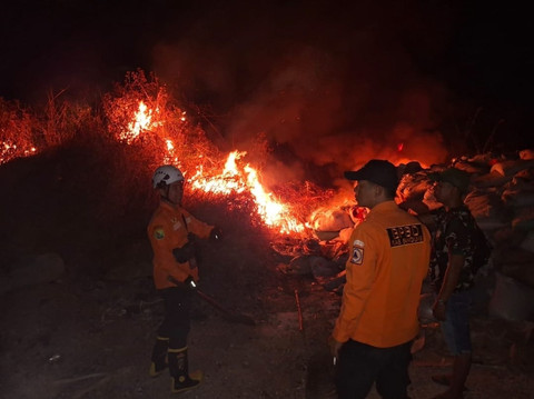 Kebakaran Limbah Kain dan Semak di Bandung, Asap Pekat Selimuti Langit
