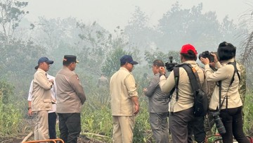 Prabowo Tinjau Langsung Titik Karhutla Sungai Raya Kalbar Tanpa Masker