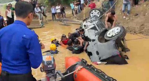 Mobil Travel Terjun ke Sungai Batanghari, Satu Penumpang Tewas
