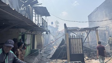 BREAKING: Kebakaran Hanguskan Rumah Kontrakan dan Lapak di Duren Sawit