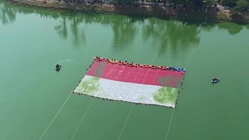 BREAKING: Bendera Raksasa Berkibar di Danau dan Lahan Karhutla Rayakan HUT RI