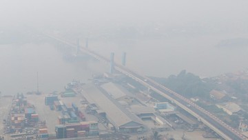 BREAKING: Kabut Asap Karhutla Kepung Tiga Negara, Warga Alami Sesak Napas