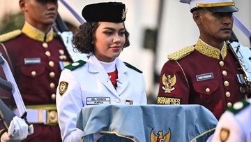 Paskibraka Papua Gugup Bawa Baki Saat Penurunan Bendera Istana