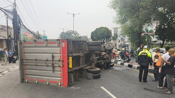 BREAKING: Truk Boks Terguling di Jalan Raya Jakarta-Bogor, Sopir Terluka