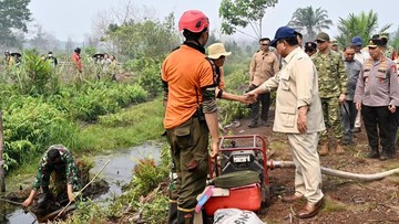 BREAKING: Prabowo Turun Langsung ke Lahan Terbakar Kubu Raya, Sapa Warga