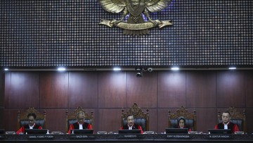 BREAKING: Ketua MK Suhartoyo Tegur Relawan Gibran Saat Sidang PHPU