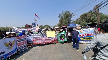 Warga Bojonegara Blokade Jalan, Desak Pelebaran Bojonegara-Puloampel Dikebut
