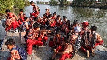 Akses Jalan Putus, Siswa Muara Gembong Andalkan Perahu
