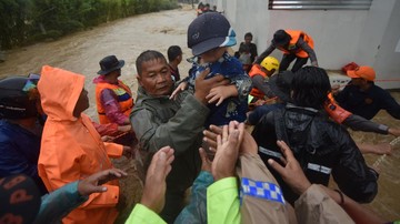 BREAKING: Banjir Bandang Terjang Padang, Warga Terjebak, Tim Evakuasi Dikerahkan