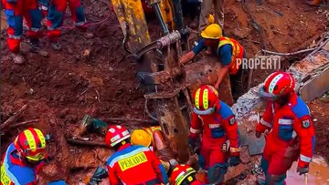 BREAKING: Dua Pekerja Tertimpa Beton Turap Drainase di Jatinegara