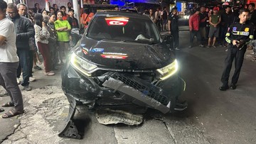 Mobil Hilang Kendali di Bogor, Seruduk 3 Motor Parkir dan Kios